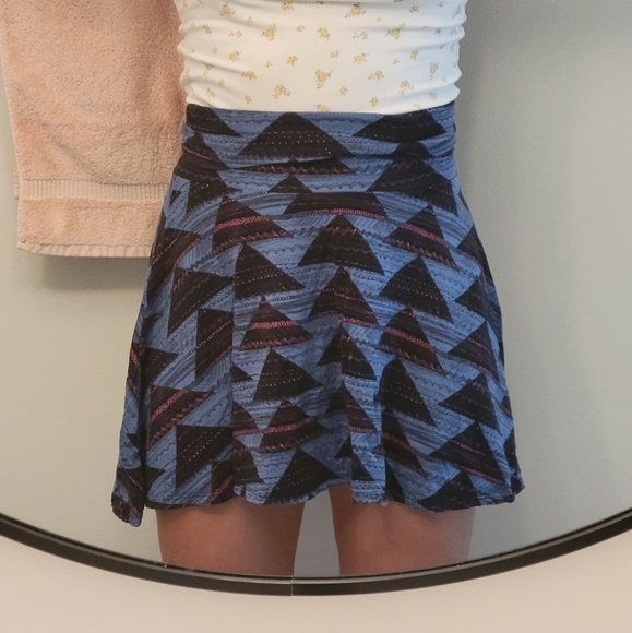 Geometric patterned skirt - Picture 2 of 2